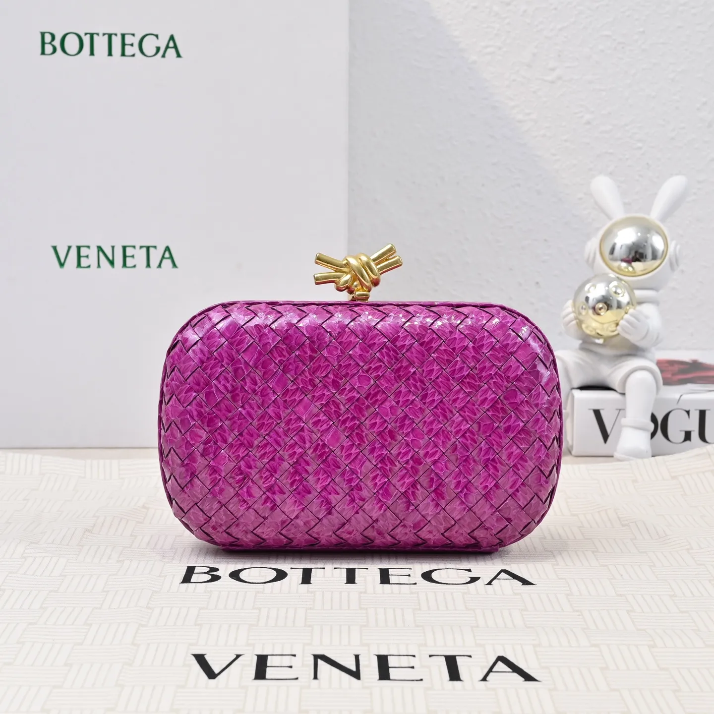 Batch 1860 #BV Knot snakeskin woven evening bag series 🐍 Fashion choice Rare snakeskin bags are full of charm 🌟Using snakeskin pattern woven with knot buckle, the unique texture makes you feel a different kind of refinement and elegance when you touch it 🎀 Its luster is low-key and luxurious, whether it is in the sun or under the light, it can reflect the charming colors 🌈 Holding it in your hand or hanging on your wrist will make you look more elegant and charming✨✨ Model: 717622 Size: 20x12x5.5